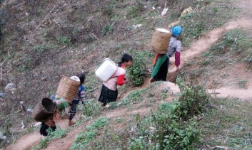Mühsam Wasser Schleppen in Nordvietnam